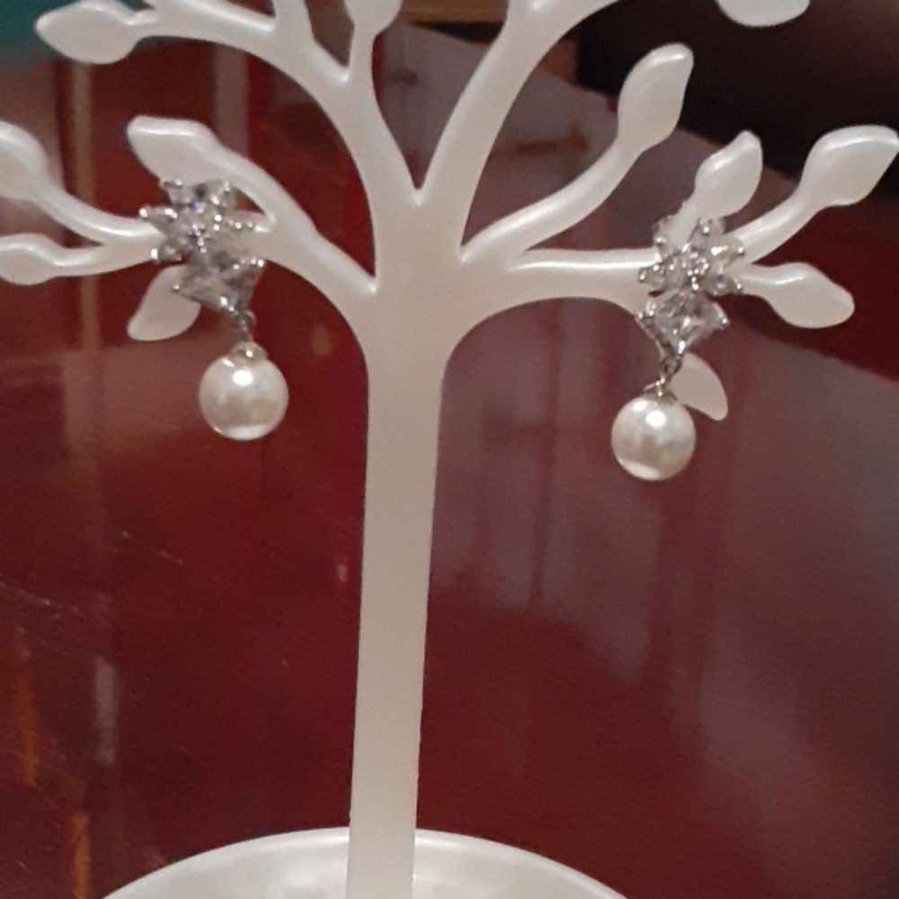 NWT- Cubic Zirconia Flower Diamond Pearl Earrings